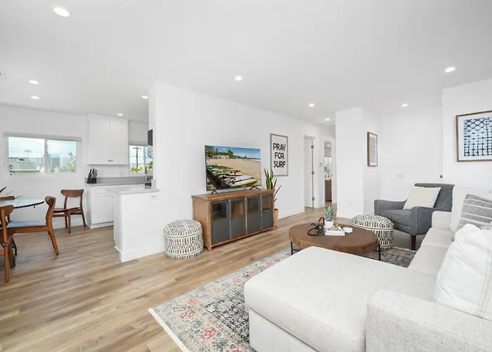Remodeled - Modern - 2 Bedroom - Walk To The Beach