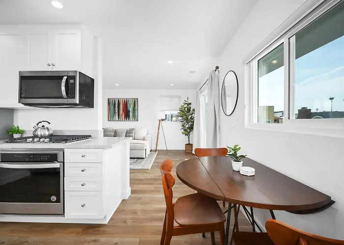 Remodeled - Modern - 2 Bedroom - Walk To The Beach