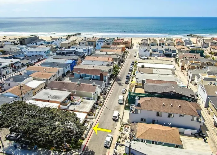 2 Bedroom Upstairs Apt 1 Block From The Beach!