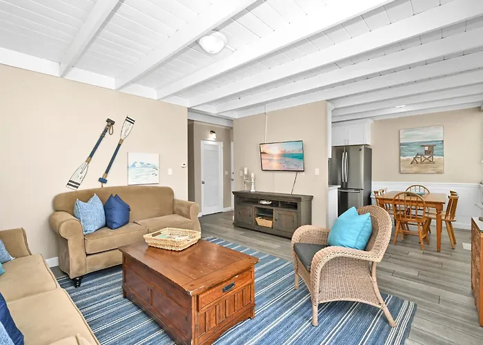 2 Bedroom Upstairs Apt 1 Block From The Beach!