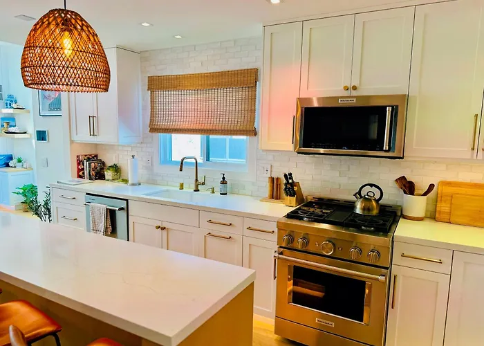 Luxury Ocean-View Rooftop | Steps To Beach | A/C
