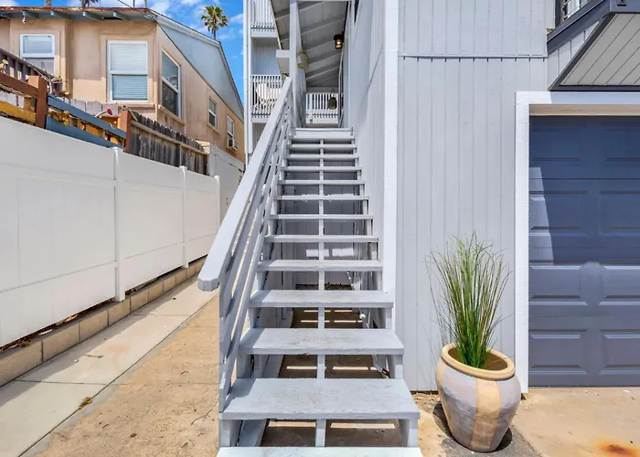 The Strand Beachfront Retreat - 2Bd Ocean View Condo, Sleeps 6